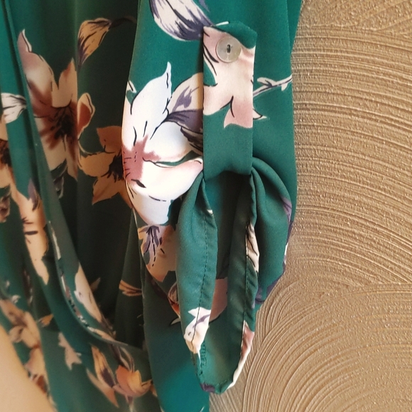 NWOT Women's West Kei Allan Surplice 3/4 RollTab High Low Floral Green Blouse - Picture 7 of 7